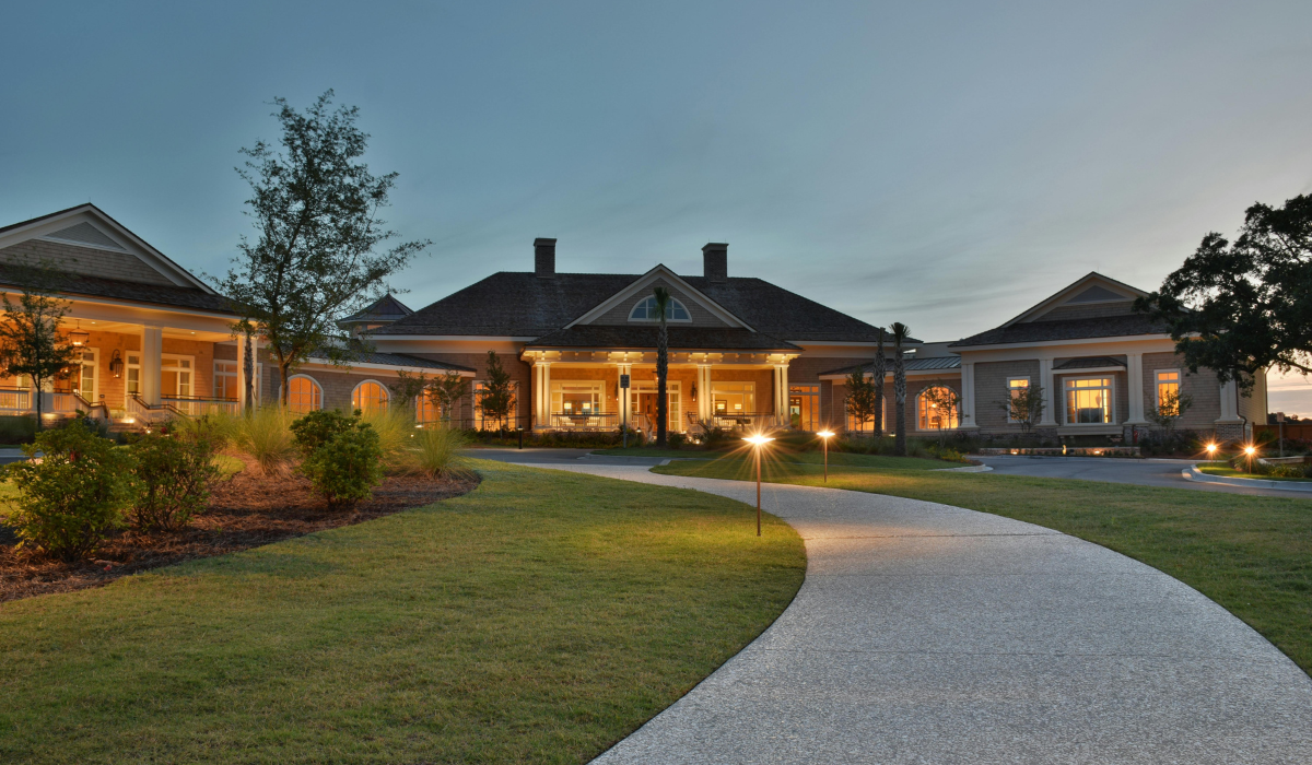 9 Ways Custom Commercial Landscape Lighting Enhances Guest Experience
